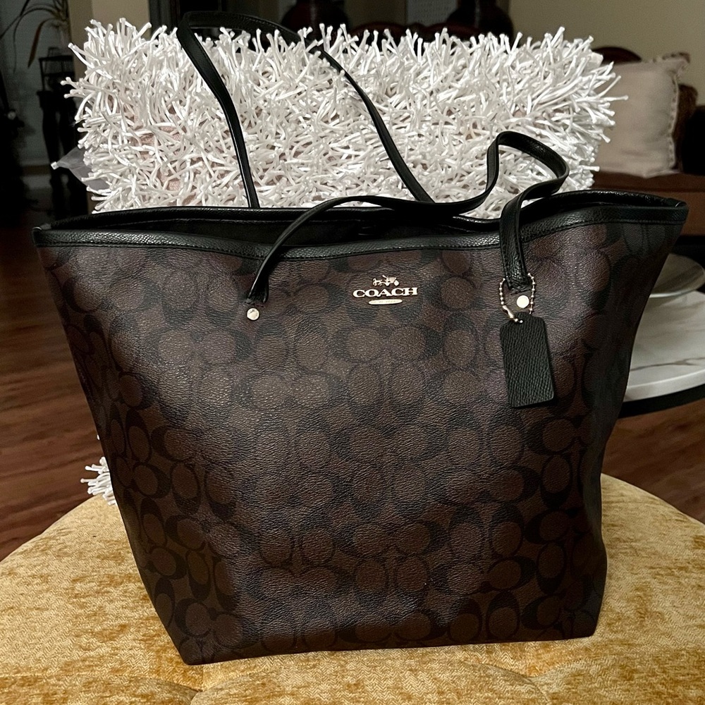 AUTHENTIC COACH BAG. ONLY WORN ONCE! EXCELLENT CONDITION AS YOU CAN SEE!